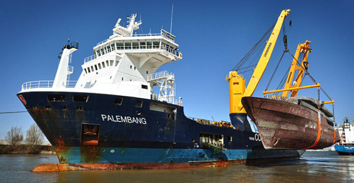 Klassisches Beispiel von Projektlogistik, Schwergutschiff Palembang setzt Yachtneubau in Bremerhaven ins Wasser.
