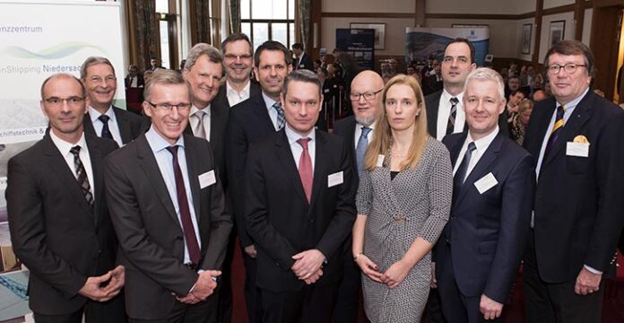 Gruppenfoto mit Konferenzteilnehmern zum Thema LNG am Standort Wilhelmshaven.