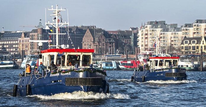 Zwei Hafenschlepper / Eisbrecher während der Gästefahrt im Hafen Hamburg.