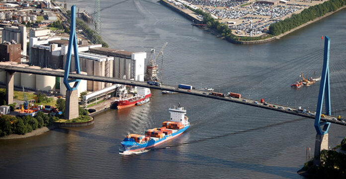 Luftaufnahme der Köhlbrandbrücke mit Containerschiff.