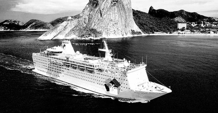 Die ISLAND ESCAPE in Fahrt für ihren letzten Charterer Thomson Cruises.