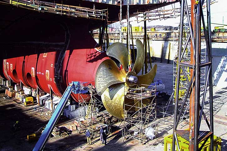 Der Propeller aus Waren an der Müritz ist am Schiff montiert worden.