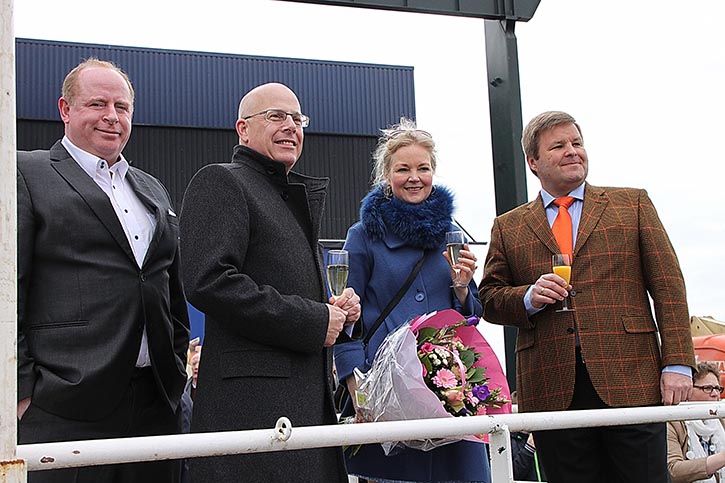 Taufpatin Katri Bos, Ehefrau des Präsidenten der Spliethoff-Gruppe Gerard Bos, (vlnr: Werftchef D.Gausch, Gerard Bos, Katri Bos und C.Hochbein, Werftchef) freut sich.