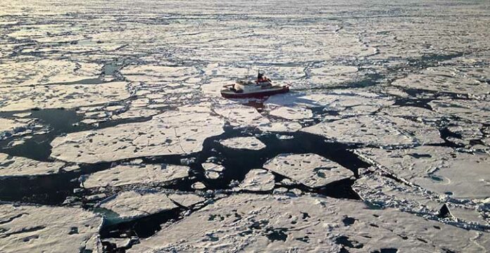 Das deutsche Forschungsschiff Polarstern bei seiner Fahrt über den Lomonossow-Rücken im zentralen Arktischen Ozean.