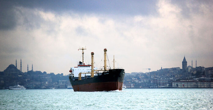 Tanker in Fahrt auf dem Bosporus in Istanbul.
