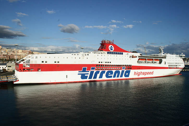 Die AMSICORA und ihr Schwesterschiff BONARIA gehören Grimaldi, fahren aber noch bis 2017 in Charter für den Konkurrenten Tirrenia.