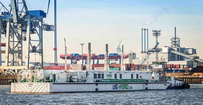 LNG Hybrid Barge „HUMMEL“ im Hamburger Hafen.