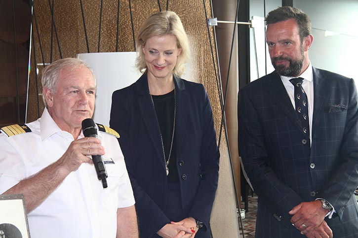 Traditionelle Plakettenübergabe an Bord: Von links Kapitän Kjell Holm, TUI-Cruises CEO Wybcke Meier und Seehafen Kiel-Geschäftsführer Dr. Dirk Claus.