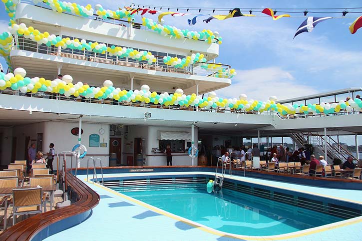 Terrassenförmige achtere Sonnendecks, hier mit Luftballons in den Reedereifarben geschmückt, weisen die ALBATROS als Passagierschiff-Klassiker aus.