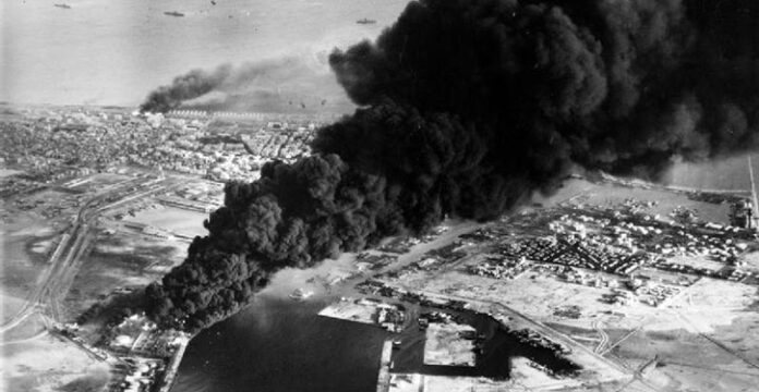Brennende Öltanks in Port Said nach dem englisch-französischen Angriff während der Suezkrise am 5. November 1956.