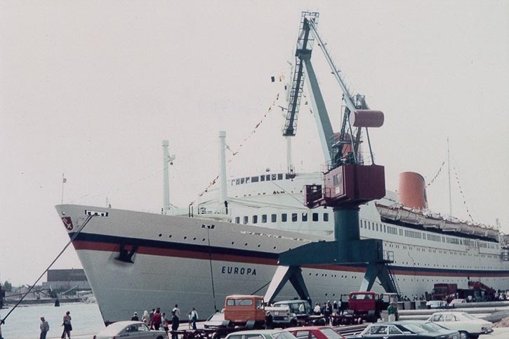 Ein Foto aus den Tiefen des Hafen-Archivs: Die EUROPA (IV) im Rahmen des ersten Anlaufs eines Kreuzfahrtschiffes in Kiel im Juni 1974.