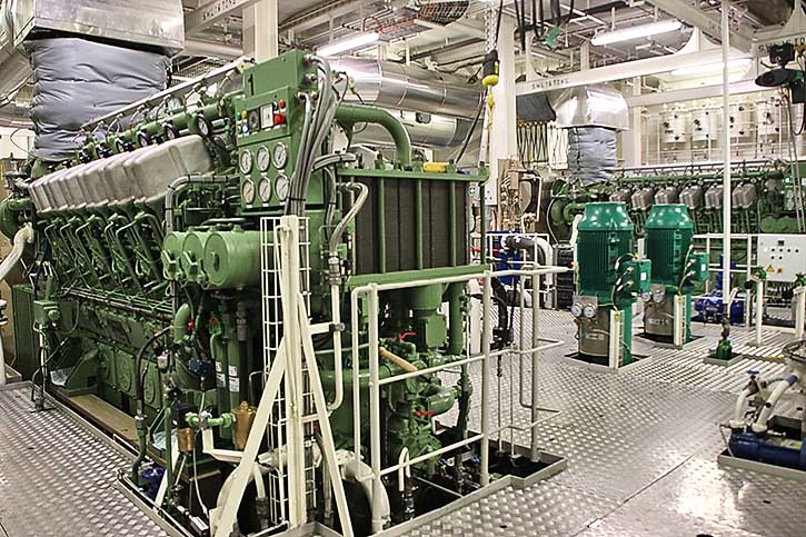 Blick in den Maschineraum mit den zwei ABC-DF-Motoren.