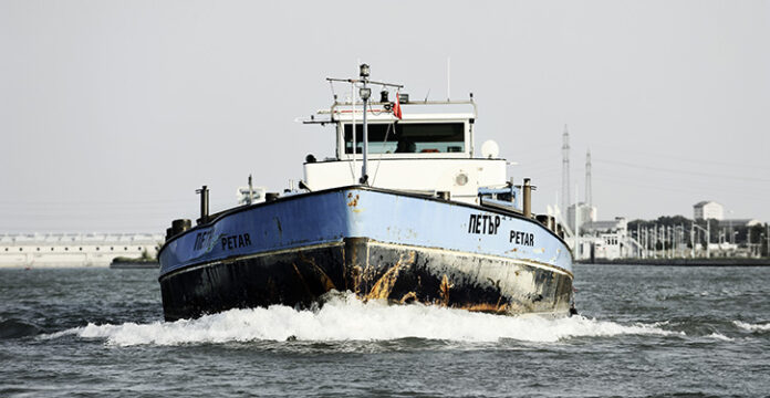 Motorgueterschiff PETAR in Fahrt auf der Donau.