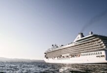 Corona-Pandemie ließ Kreuzfahrttourismus in die Katastrophe schlittern Kreuzfahrtschiff steuert den Hafen Koper an.