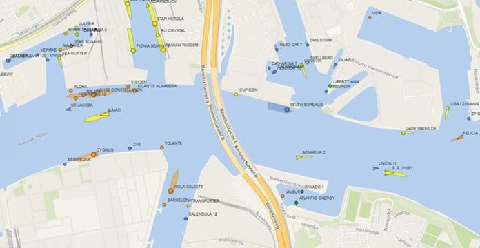 Marinetraffic im Hafen Rotterdam.