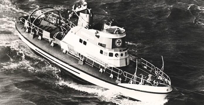 Seenotrettungskreuzer ADOLPH BERMPOHL der Deutschen Gesellschaft zur Rettung Schiffbrüchiger (DGzRS).