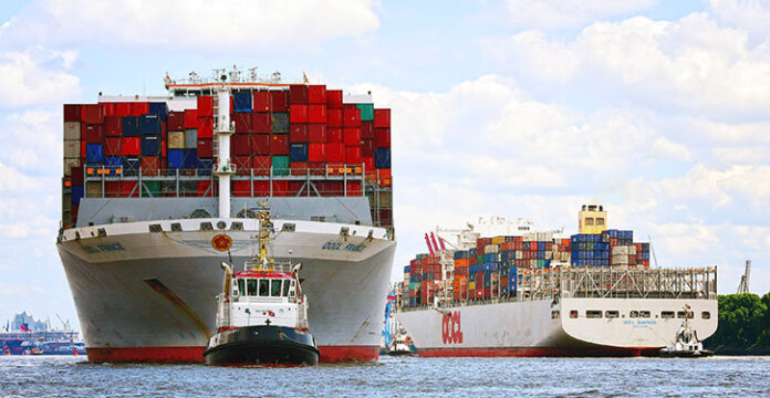 Containerschiff im Hafen Hamburg.