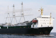 Segelschulschiff GORCH FOCK (I): Ein Schiff – 5 Flaggen. Gorch Fock „huckepack“ auf dem Weg nach Deutschland.