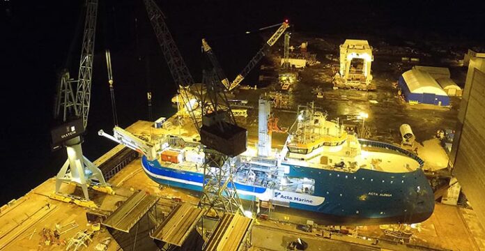 The SMST crane and tower being installed on the ACTA AURIGA. © Acta Marine