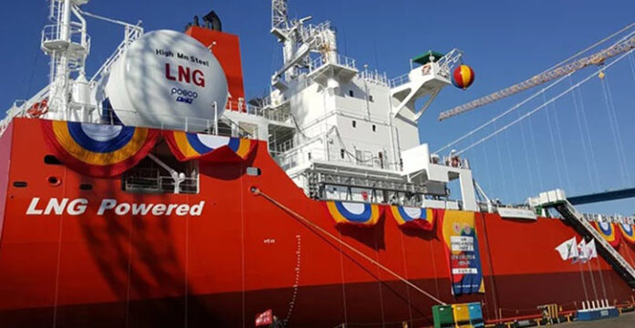 LNG-betriebener Massengutfrachter mit alternativer neuer Technologie für das LNG-Speichermaterial.