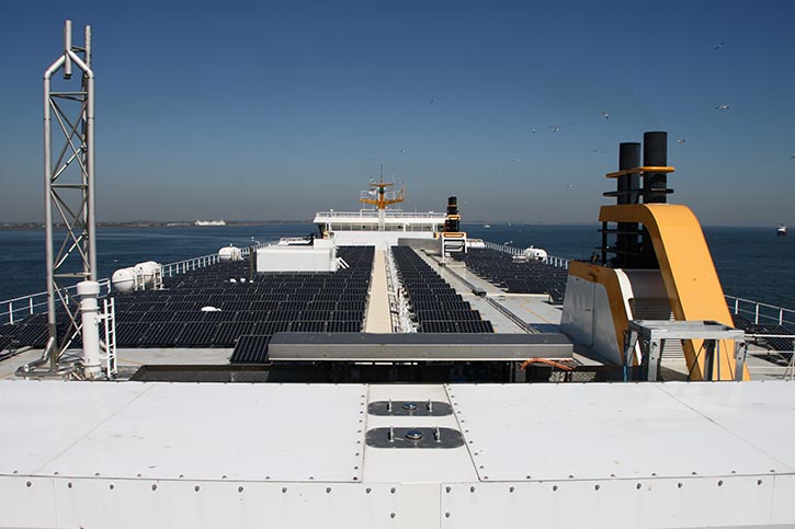 Blick auf das Solardeck – im Vordergrund, in einem weissen Container die CNG-Flaschen.