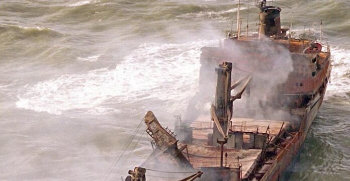 Der gestrandete Holzfrachter PALLAS löste 1998 die größte Ölpest im nördlichen Wattenmeer aus (©Archiv)