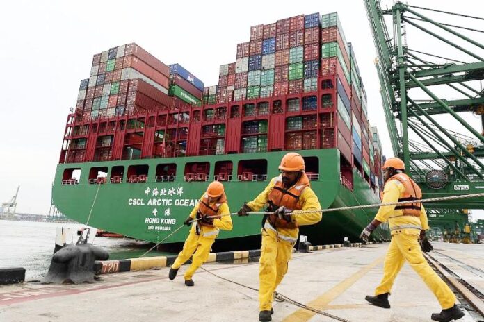 Containerschiff im Hafen von Singapore