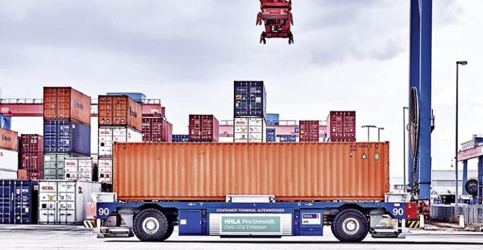 Automatisch gesteuerte E-Containertransporter (AGV) am CTA Altenwerder (©HHLA)