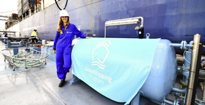 Ein CMA CGN-Containerschiff bunkert Biokraftstoff