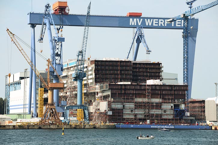 Unter dem großen Portalkran von MV Werften in Warnemünde nimmt die Mittelsektion der GLOBAL DREAM Gestalt an