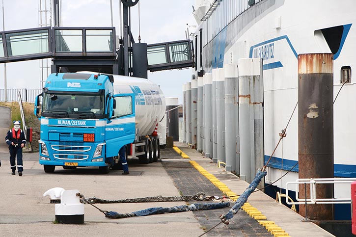 LNG wird mit Tank-LKW in Harlingen gebunkert