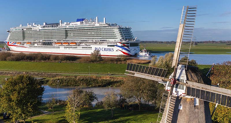 Die 2022 abgelieferten Kreuzfahrtschiffe Arvia (P&O Cruises – einmal auf der Ems und als Kulisse des Papenburg Festivals 2022).